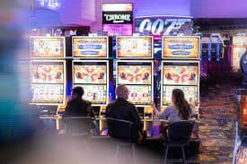 Bàn Baccarat và Roulette trong khu vực Live Casino 8live